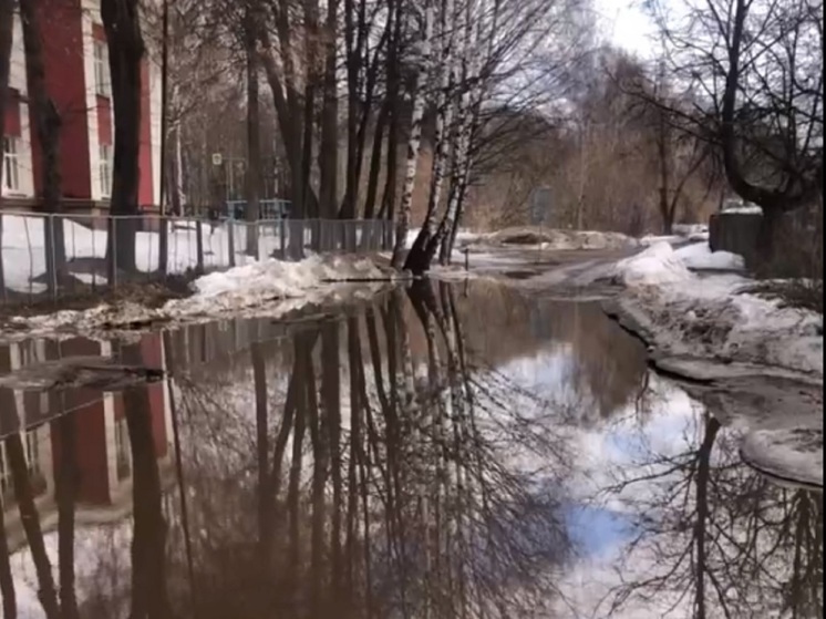 Ярославцы жалуются в соцсетях на затопленные улицы и дворы