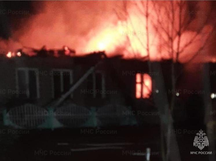 Ночью под брянским Карачевом сгорел дом: есть пострадавший