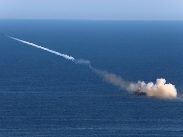 Флагман ТОФ ракетный крейсер «Варяг» одолел «пиратов» Аравийского моря