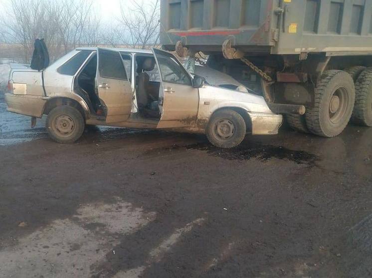 20-летний водитель въехал под Воронежем в грузовик