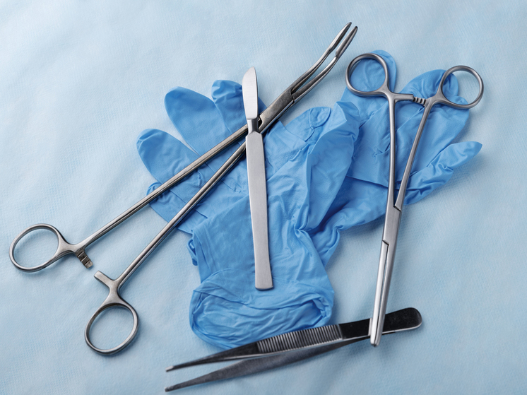 Успели «поймать»: омские хирурги провели сложную операцию по удалению тромба