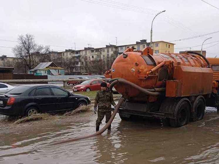 В Астрахани коммунальщики ликвидируют последствия непогоды