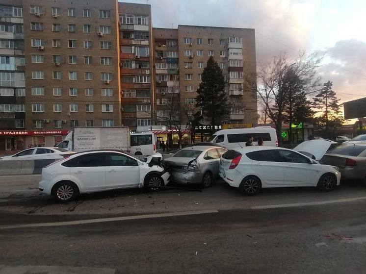 В Ростове на Стачки два человека пострадали в массовой аварии