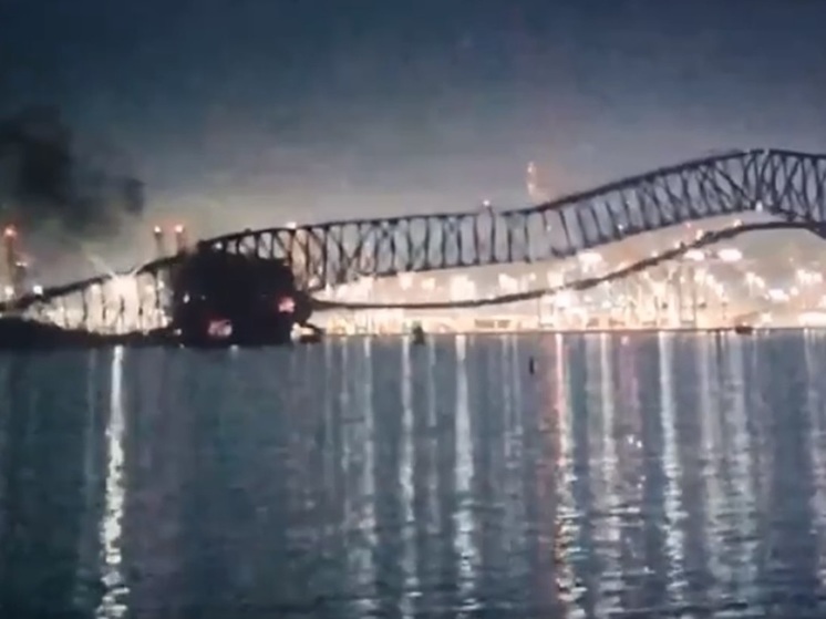 Десятки людей пострадали при обрушении моста кораблем в США