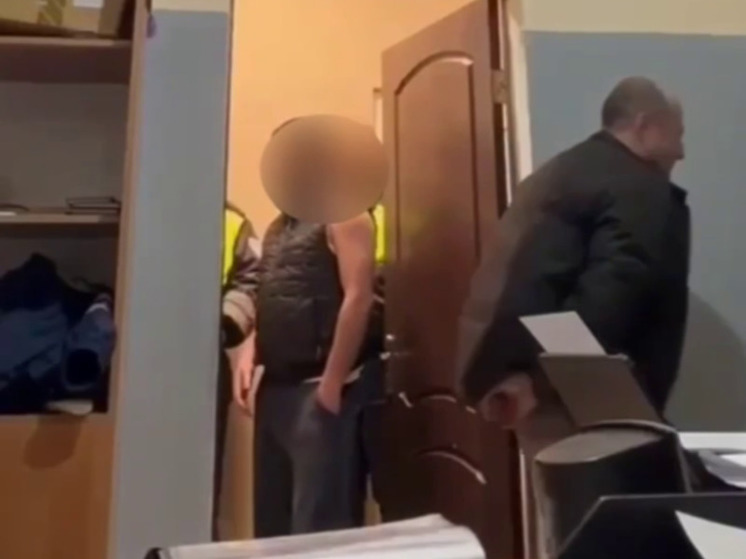 Задержанный мужчина в Сочи попытался скомпрометировать полицейских и ударился головой об стену