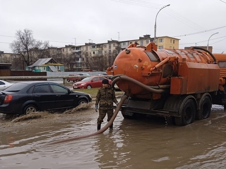 В Астрахани после непогоды откачали 300 кубометров дождевых вод