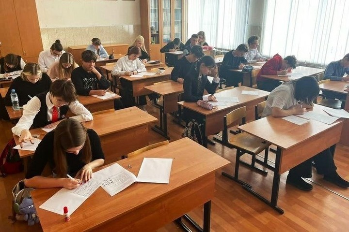 В Костроме школьники соревнуются в знании математики и русского языка