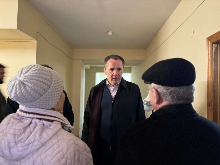 Вячеслав Гладков посетил пункт выдачи гуманитарной помощи в Грайвороне
