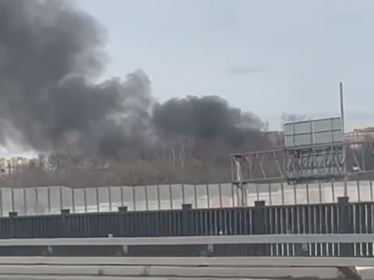Сильный пожар произошел в частном секторе подмосковных Мытищ