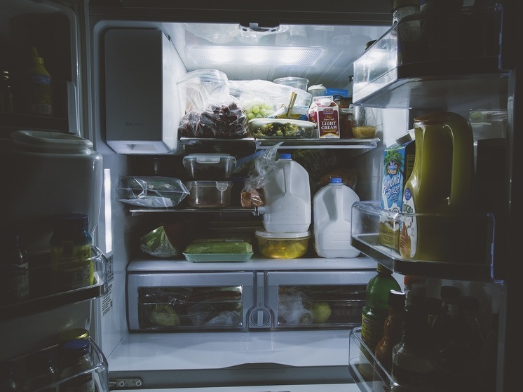 Физиолог рассказал о причинах неприятного запаха в холодильнике