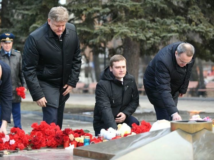 Глава Хакасии и полпред Президента РФ в Сибири почтили память погибших в теракте