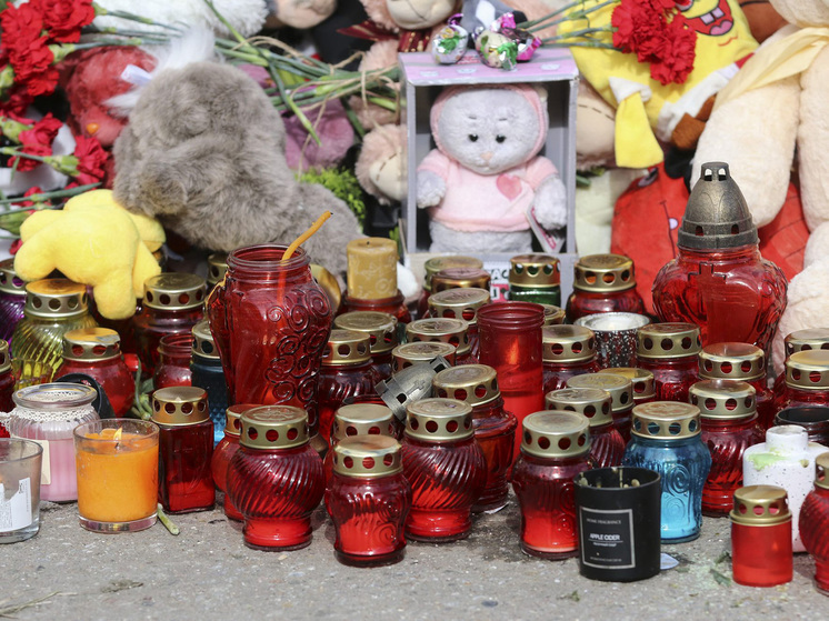 Российские граждане несут цветы и игрушки к генконсульствам РФ