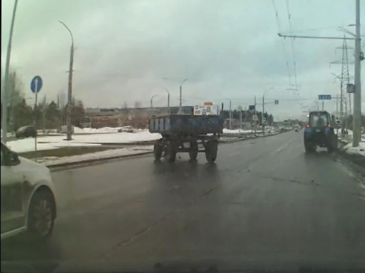  Своенравный прицеп синего трактора в Петрозаводске чуть не устроил ДТП