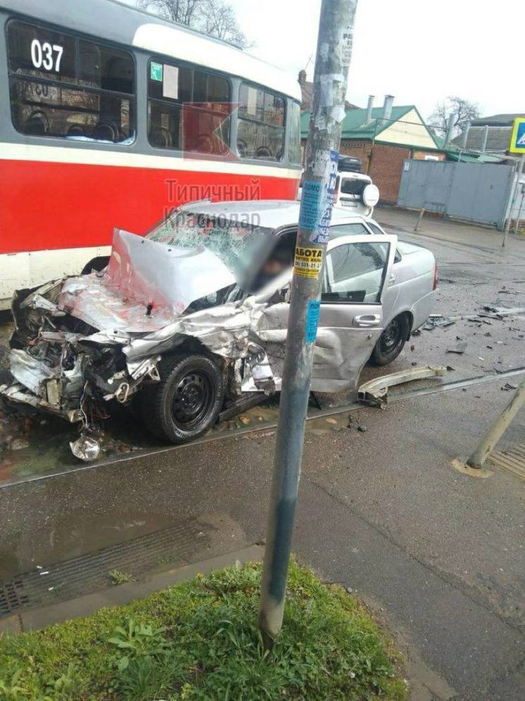 В Краснодаре в ДТП двух легковушек и трамвая пострадало три человека