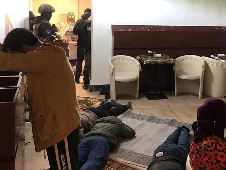 Силовики нагрянули в кафе Петрозаводска, где молились 23 мигранта