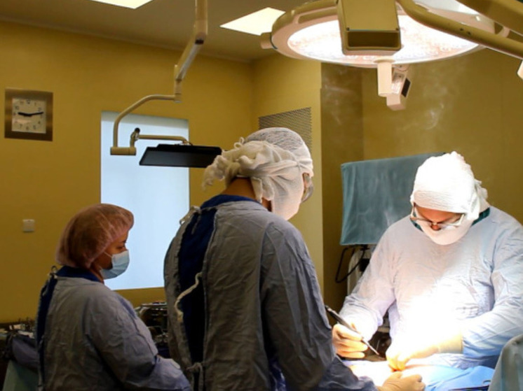 В ОКБ Сургута врачи выполнили сложную операцию пожилой пациентке
