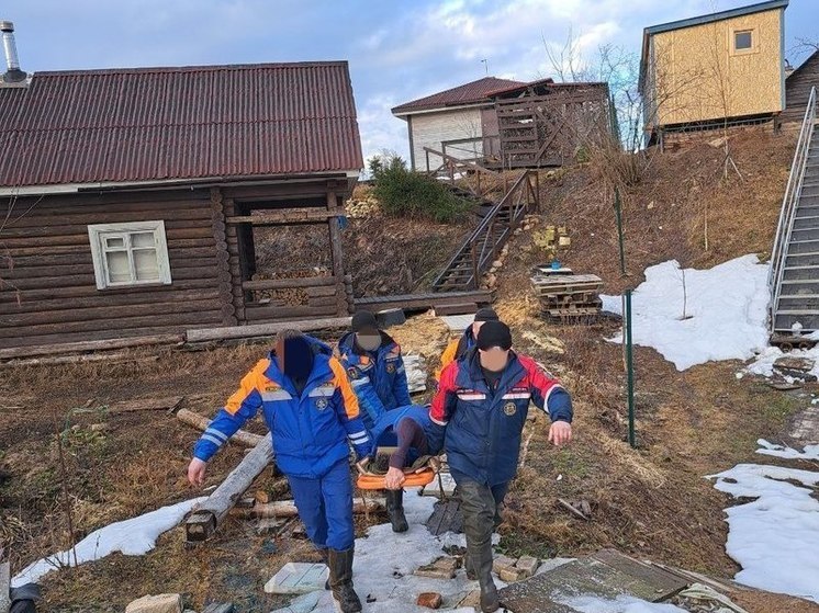 Спасатели помогли транспортировать пострадавшего до скорой помощи в Судемье