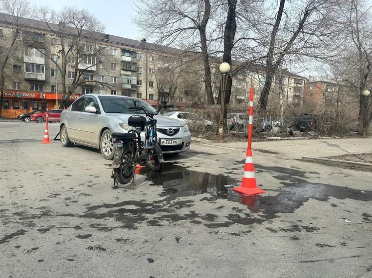 Электровелосипед в Тюмени столкнулся с иномаркой
