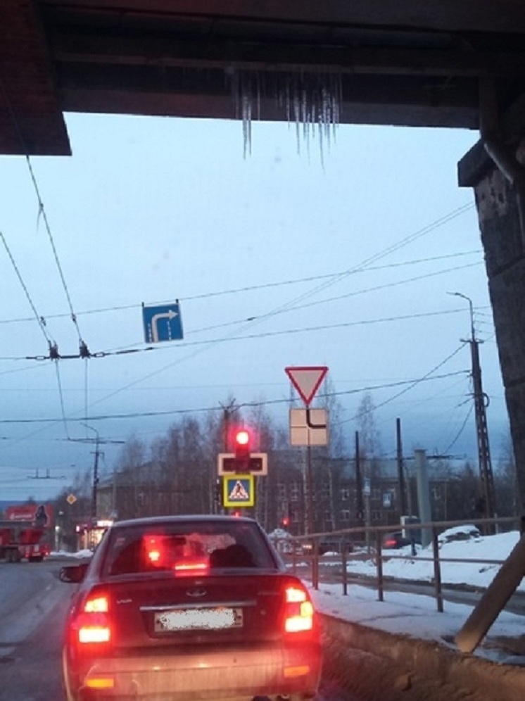 Пугающие сосульки нависают над авто, едущими по Лыжной в Петрозаводске