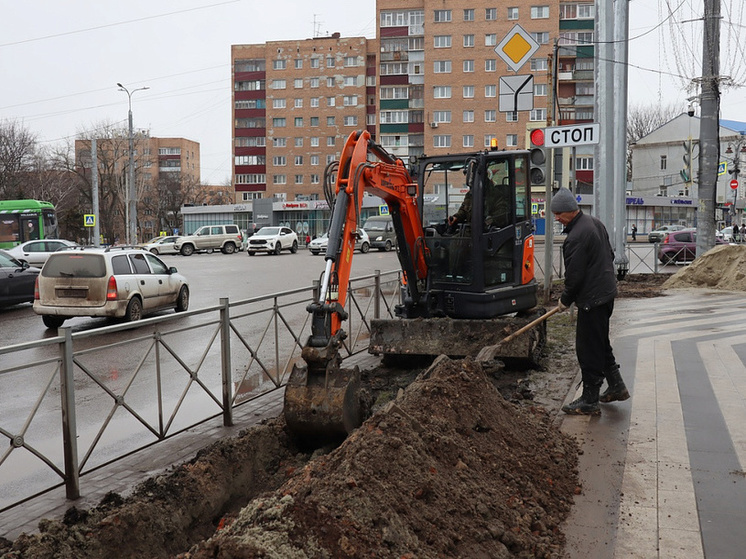 В парке Перекальского в Курске продолжают устанавливать опоры контактной сети