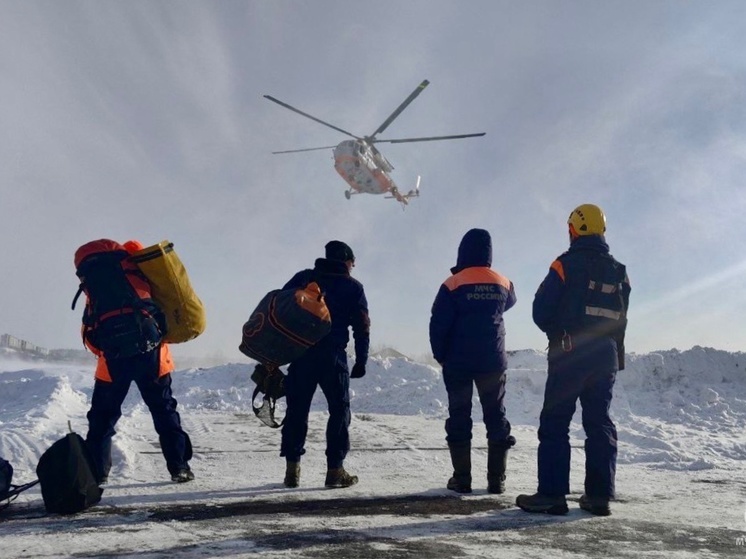 Мурманские спасатели на вертолете эвакуировали рыбака около Верхнетуломского