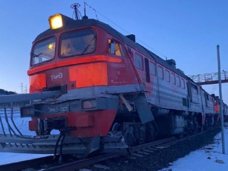 Локомотив грузового поезда столкнулся с воротами электростанции на Сахалине