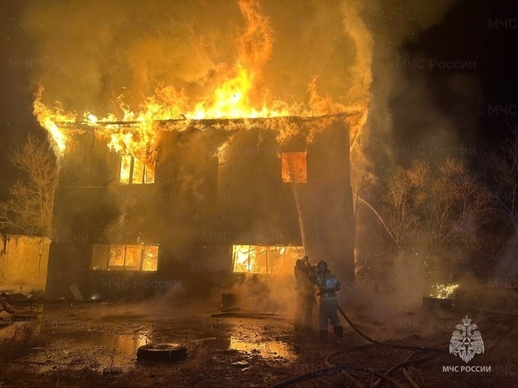 В Свободном Амурской области загорелся нежилой деревянный дом
