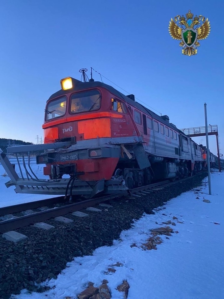 На Сахалине локомотив с углем сошел с рельсов