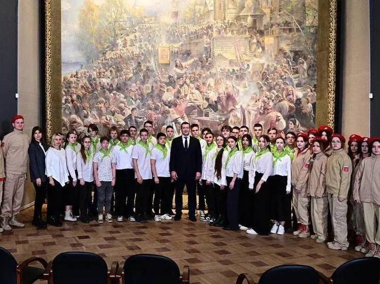 Урок истории для волгоградских школьников провел губернатор Глеб Никитин
