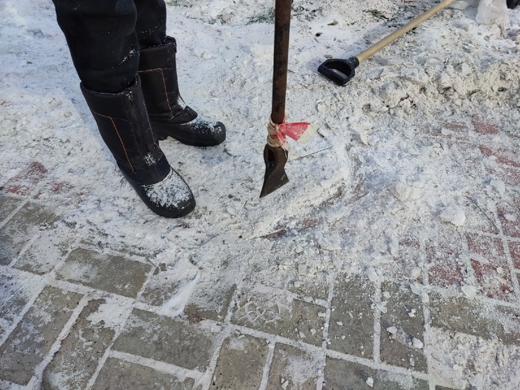 Томск от наледи и снега 27 марта очищают около 1000 дворников
