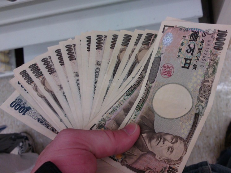 Курс японской йены достиг рекордно низкой отметки 151,97 иены за доллар