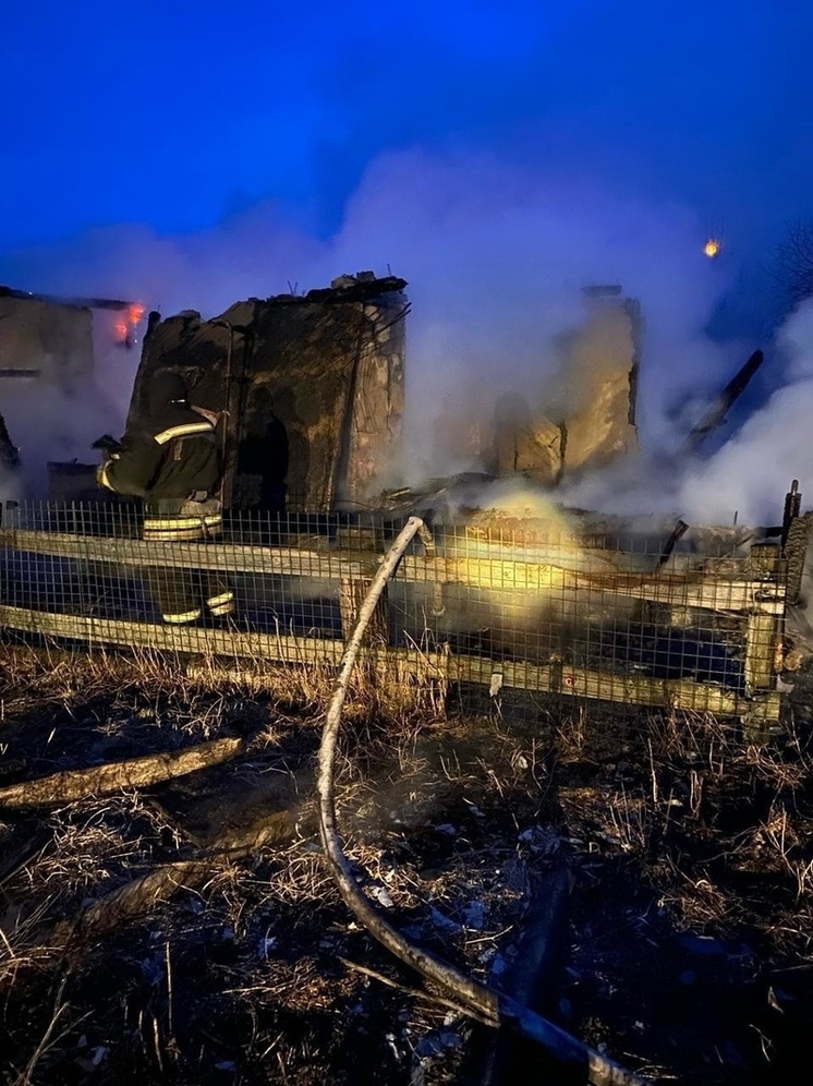 Под Курском сгорело подворье с жилым домом и хозяйственной постройкой