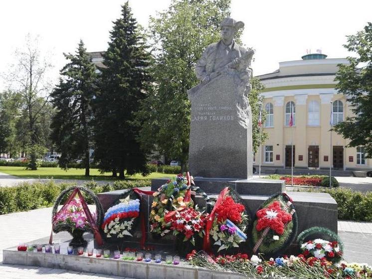 СК РФ проведет проверку состояния памятника Лене Голикову в Великом Новгороде