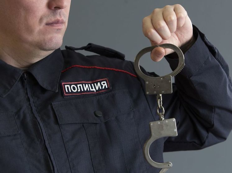 Baza: начальника конвоя и полицейского задержали за помощь авторитету Олегу Медведеву