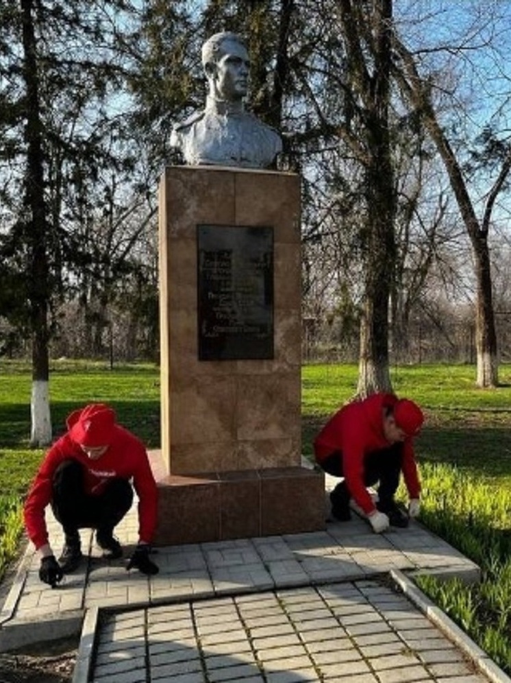 Первые Калмыкии приводят в порядок памятники