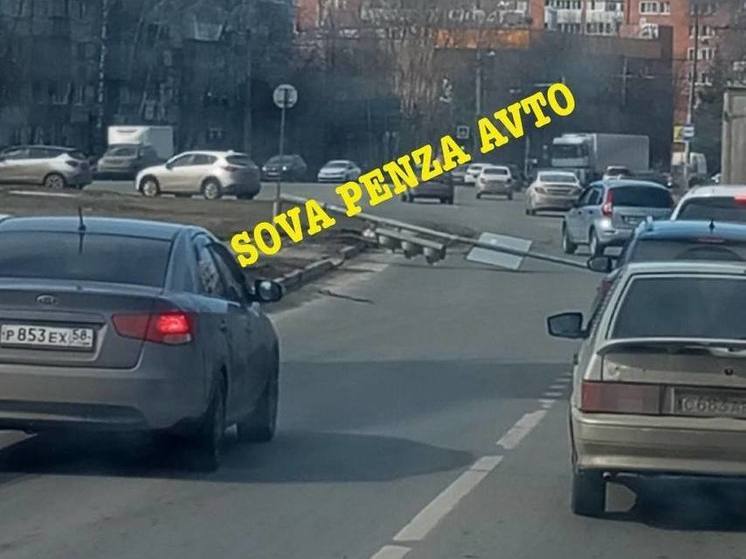 В Пензе упал светофор на проспекте Строителей