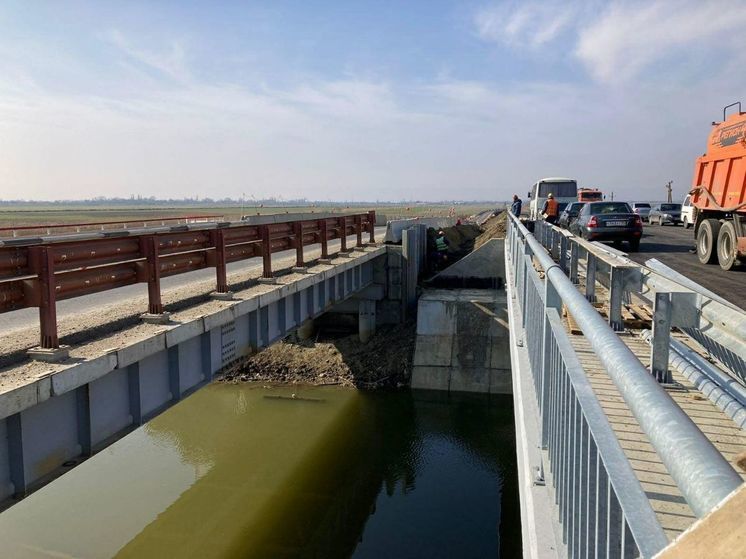 Работы по ремонту моста через канал на дороге Славянск-на-Кубани – Крымск продолжаются