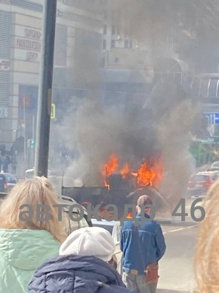 В Курске у Центрального рынка в результате ДТП загорелись 2 автомобиля