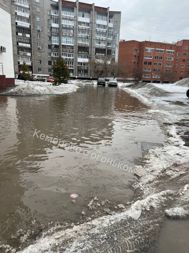 Двор в Кемерове оказался полностью затоплен талой водой