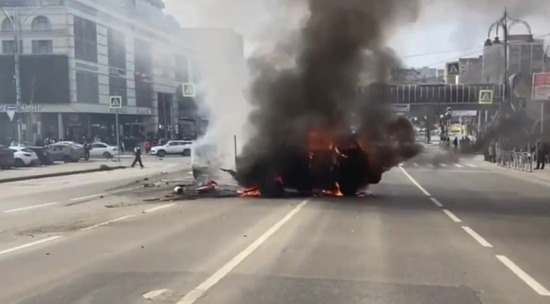 В центре Курска автобус протаранил несколько машин и другой автобус: видео