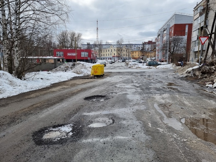 Сфотографировали 8 дырявых дорог Петрозаводска, которые ждет ремонт