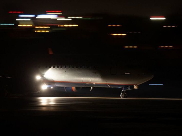 Пассажирский самолет Уфа - Сургут экстренно сел из-за горящего шасси