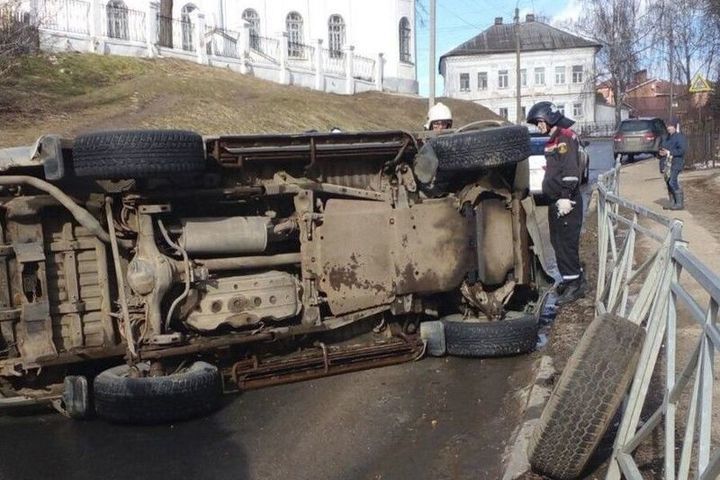Костромские ДТП: иномарка упала на бок на нижней Дебре