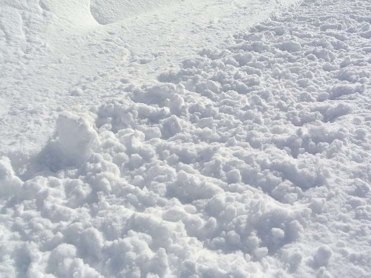 С улиц Ханты-Мансийска круглосуточно вывозят снег