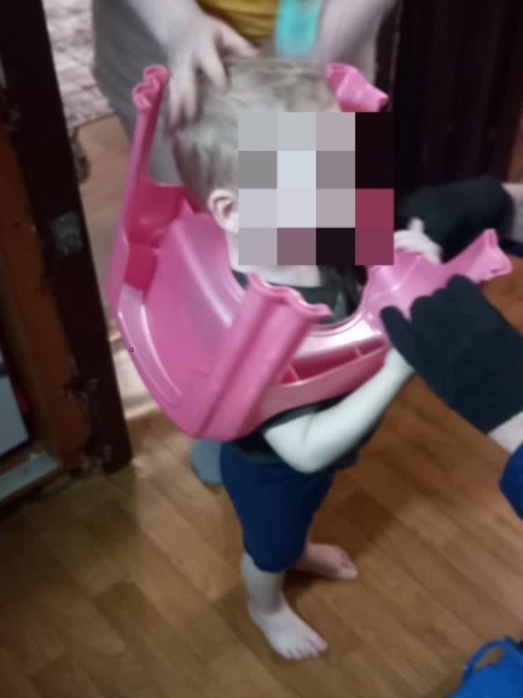 В Астрахани спасатели сняли горшок с головы ребенка