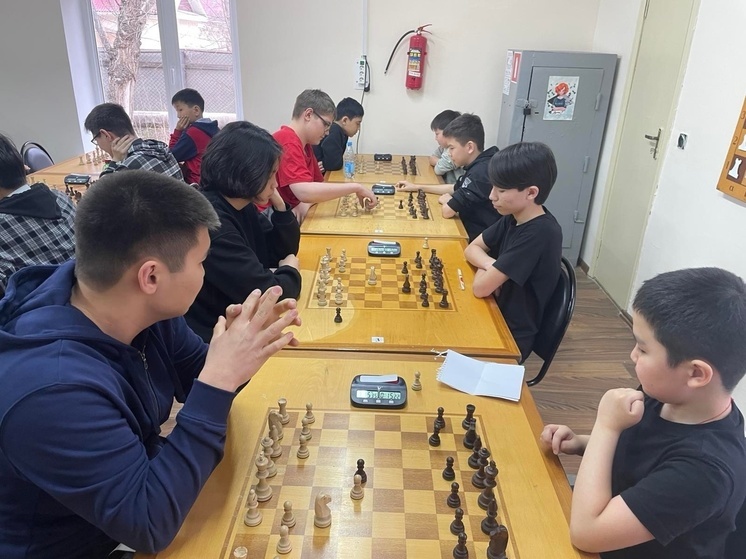 В столице Калмыкии состязаются юные шахматисты