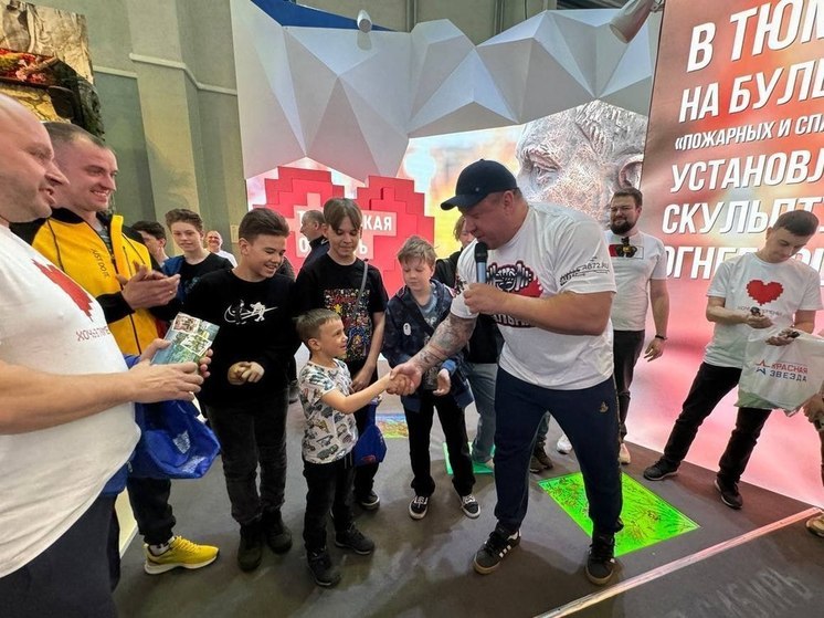 Российский тяжелоатлет Михаил Кокляев провел для гостей стенда Тюменской области на ВДНХ интерактив