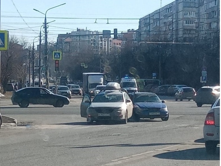 В Туле два легковых авто не поделили дорогу на Красноармейском проспекте