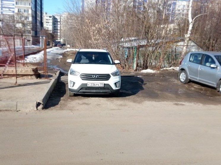 Во Владимире брошенные машины на газоне помешали ремонту на теплотрассе