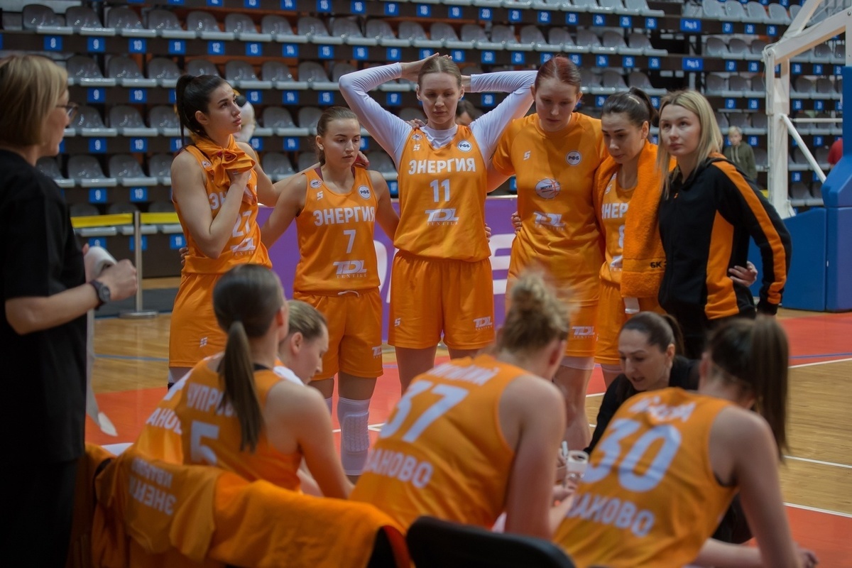 Victory shots.  "Energia" started in the playoffs with a victory over "Spartak"